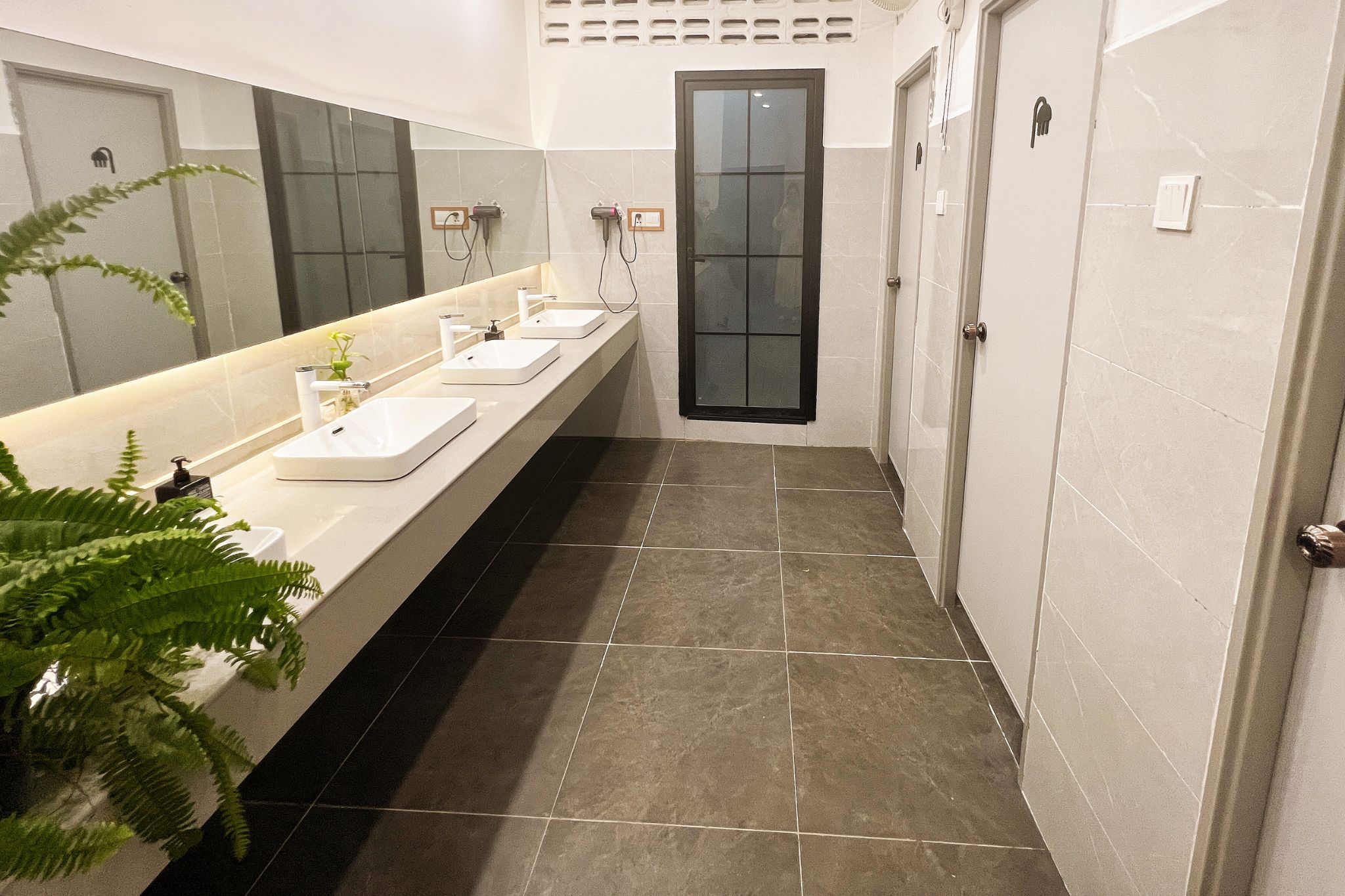 Thiết kế toilet và phòng tắm dùng chung trong hostel 12